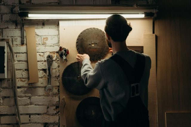makita ou festool : comparez les scies plongeantes, leurs performances, leur précision et leur rapport qualité-prix pour choisir le modèle adapté à vos projets.
