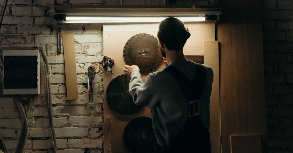 makita ou festool : comparez les scies plongeantes, leurs performances, leur précision et leur rapport qualité-prix pour choisir le modèle adapté à vos projets.
