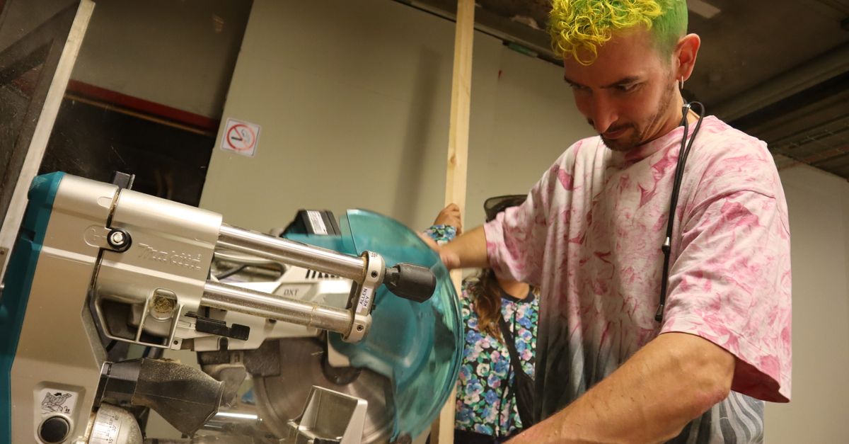 découvrez la scie plongeante, l’outil idéal pour réaliser des coupes précises et nettes dans le bois, avec un contrôle optimal.