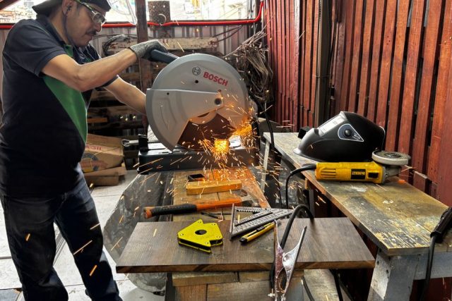 découvrez la scie plongeante, un outil précis et polyvalent pour réaliser des coupes nettes dans le bois, les panneaux et d’autres matériaux.